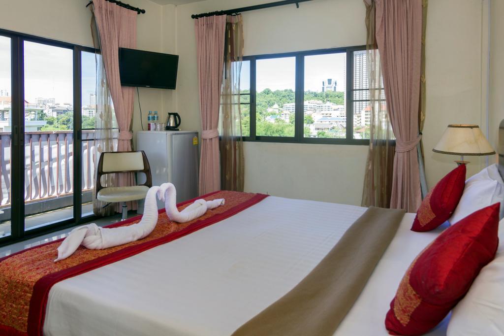 Royal Q & D Suites Pattaya Esterno foto