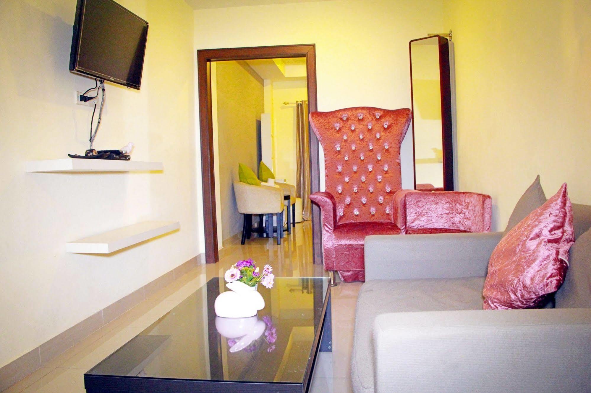 Royal Q & D Suites Pattaya Esterno foto