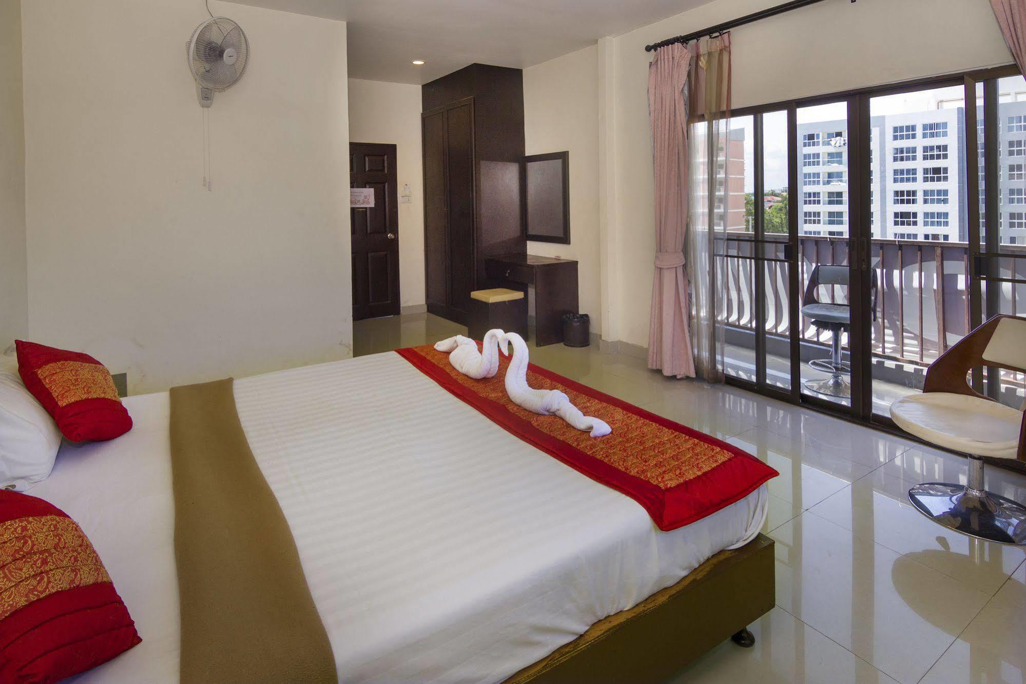 Royal Q & D Suites Pattaya Esterno foto