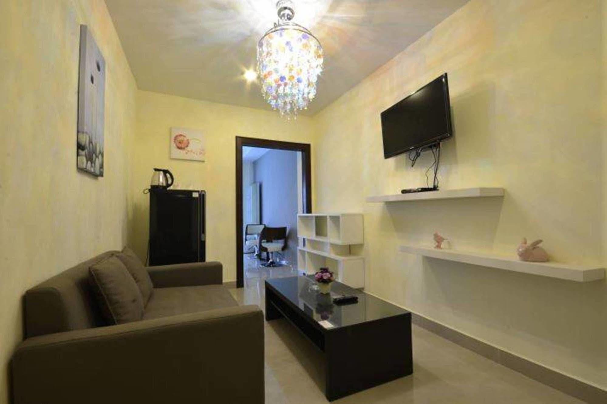 Royal Q & D Suites Pattaya Esterno foto