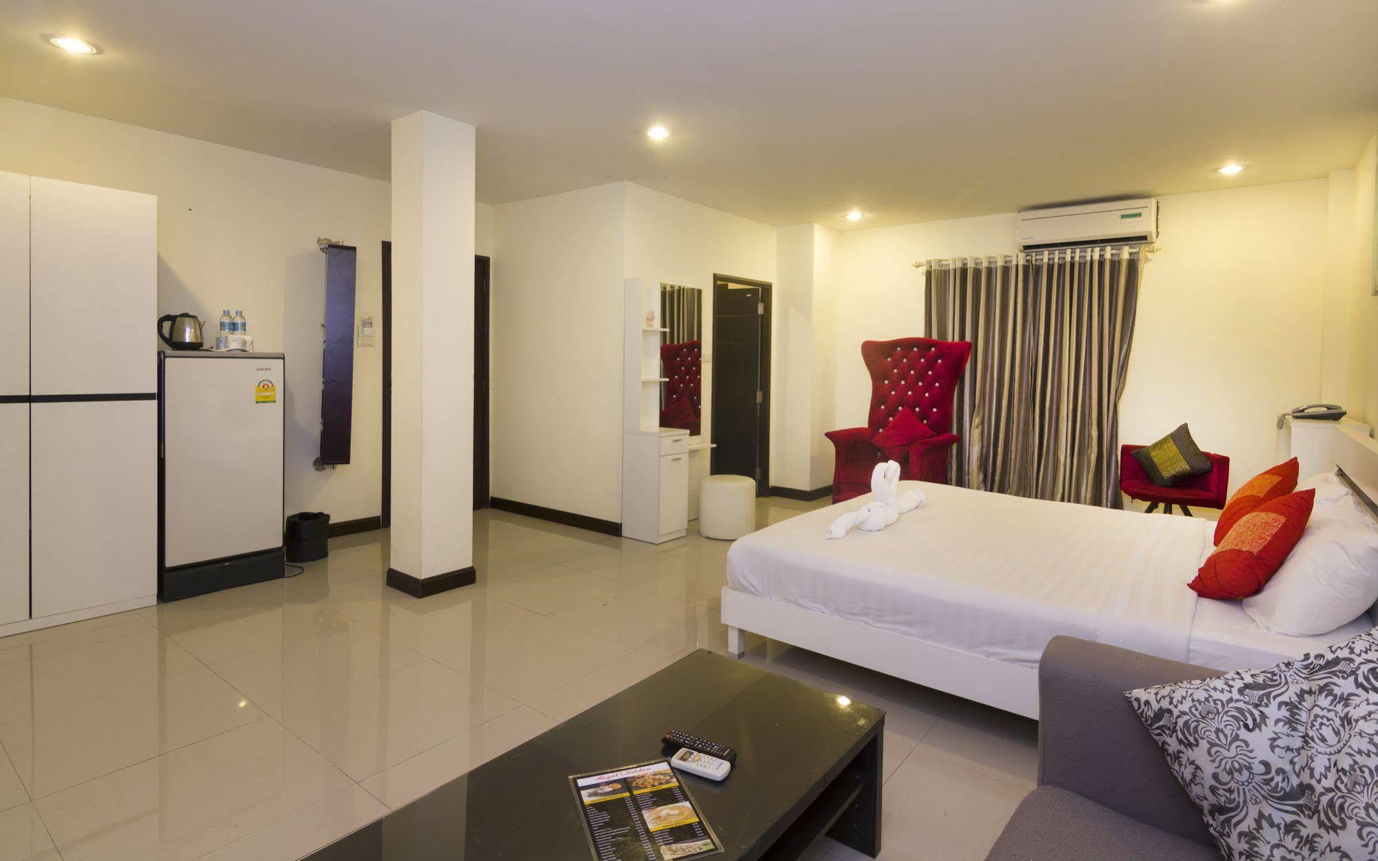 Royal Q & D Suites Pattaya Esterno foto
