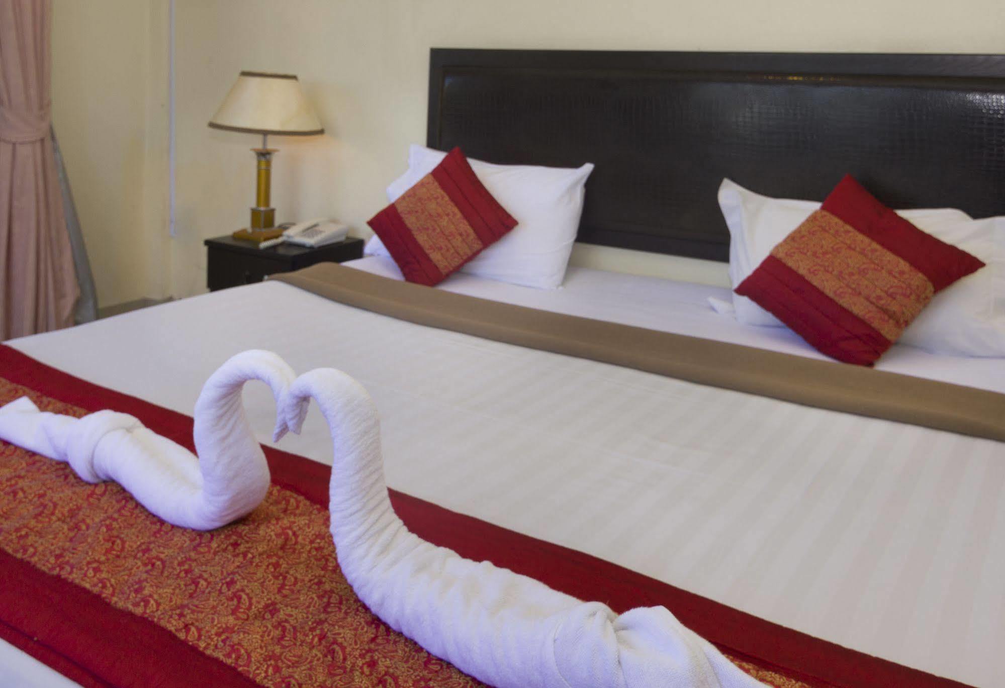 Royal Q & D Suites Pattaya Esterno foto