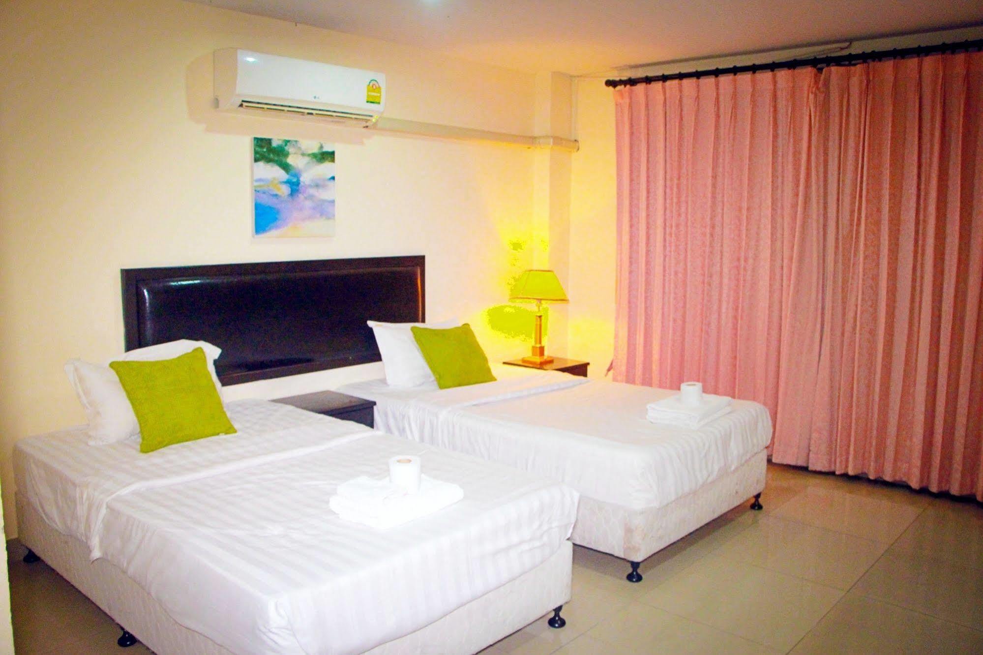 Royal Q & D Suites Pattaya Esterno foto