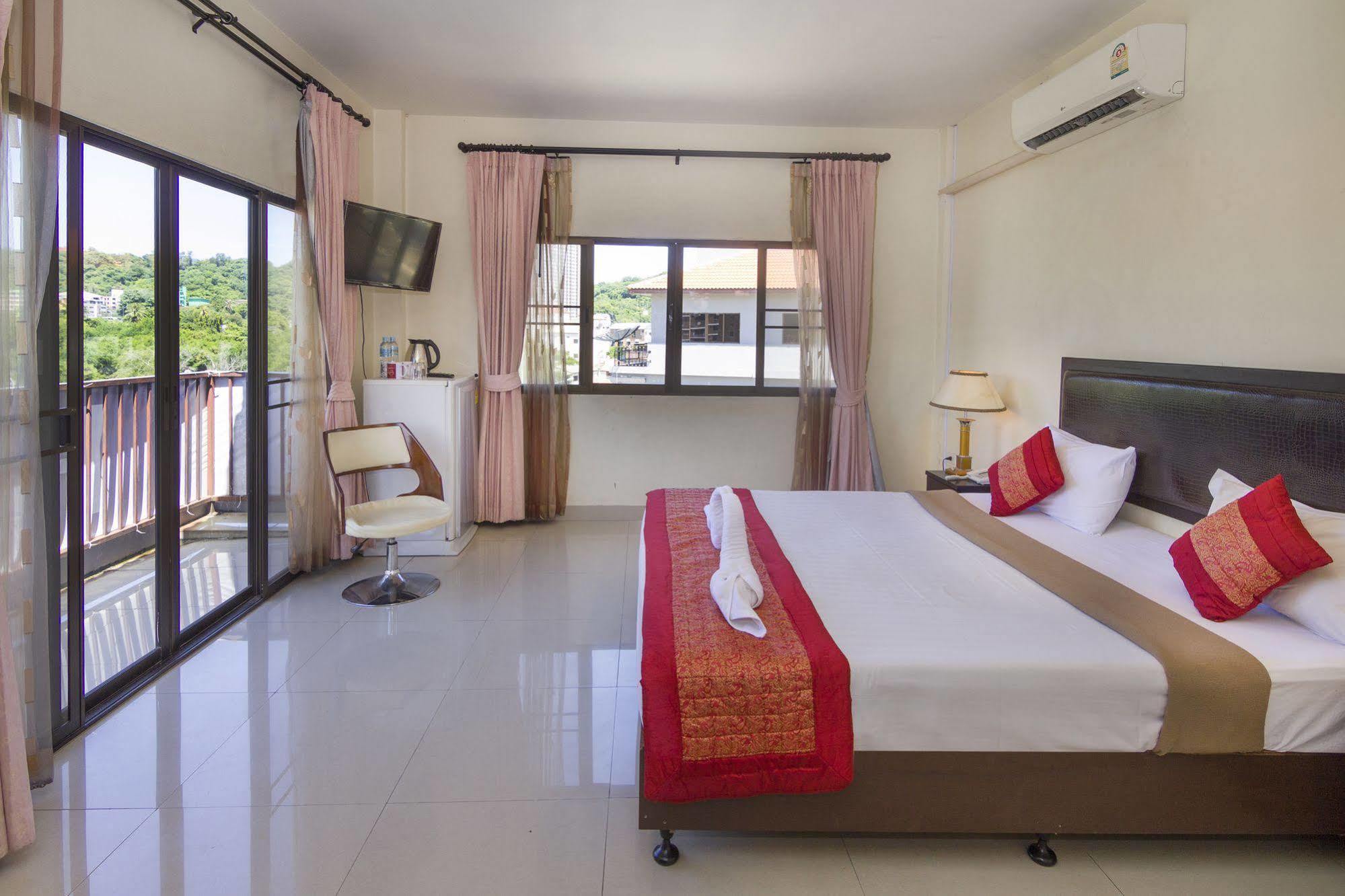Royal Q & D Suites Pattaya Esterno foto