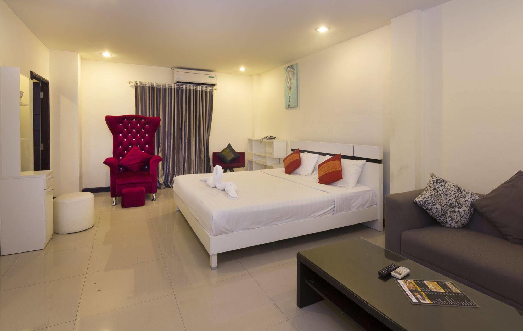 Royal Q & D Suites Pattaya Esterno foto