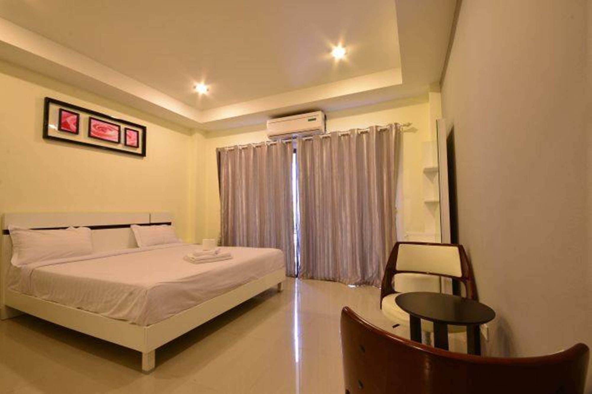 Royal Q & D Suites Pattaya Esterno foto