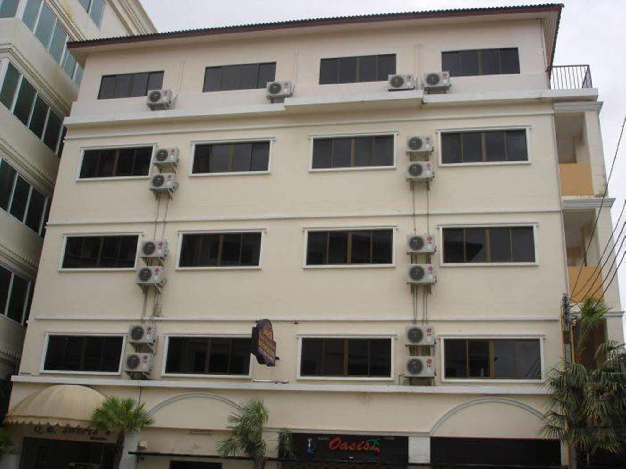 Royal Q & D Suites Pattaya Esterno foto