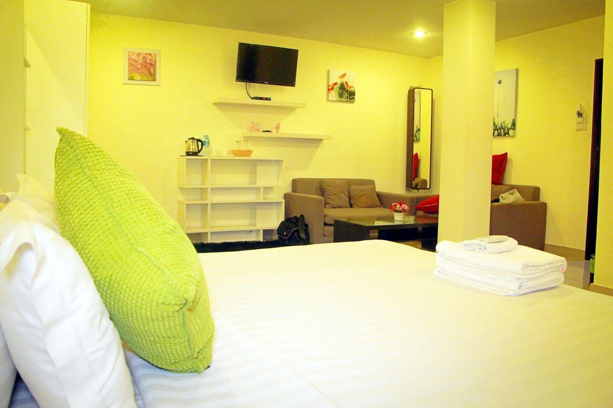 Royal Q & D Suites Pattaya Esterno foto
