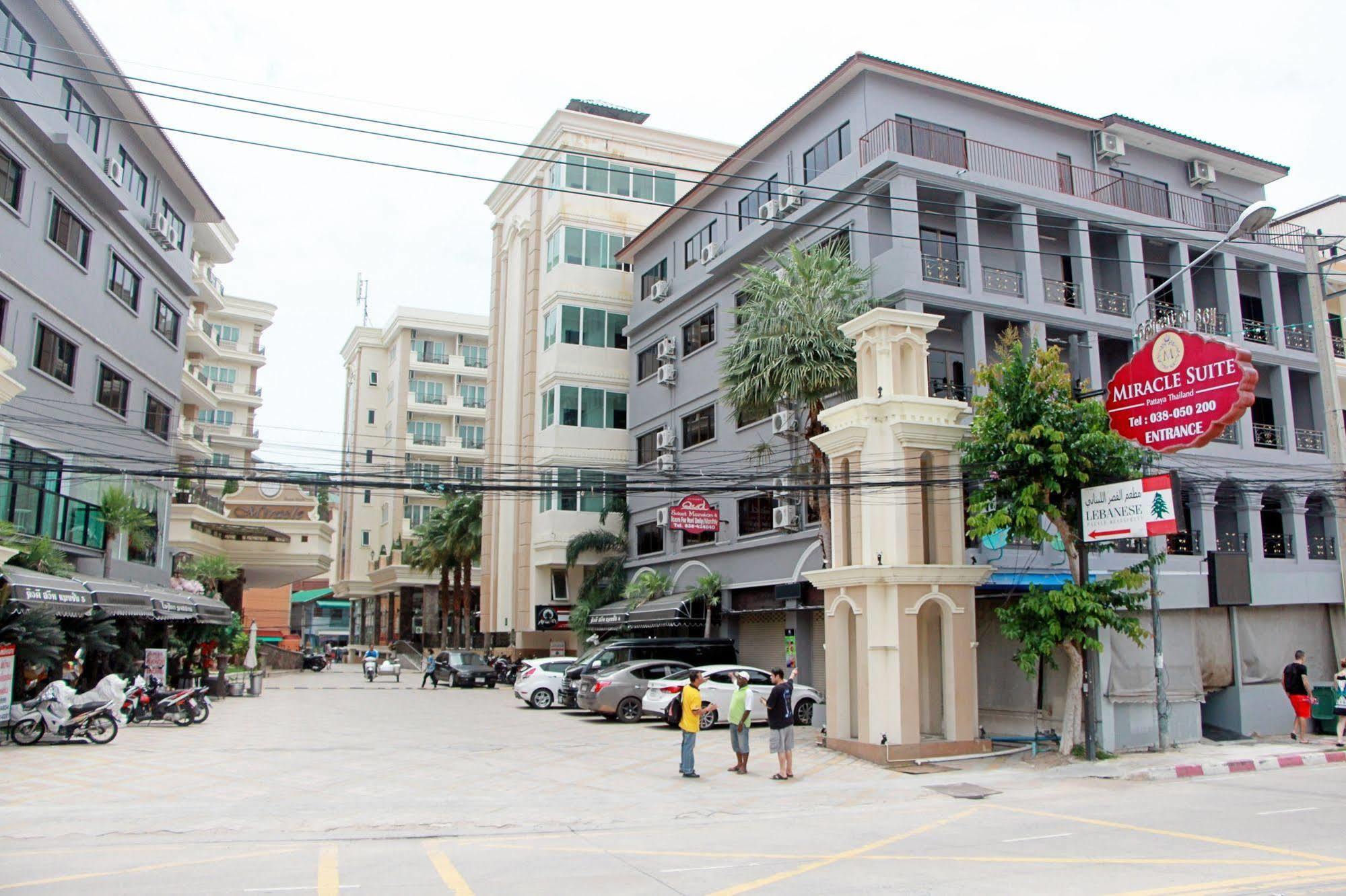 Royal Q & D Suites Pattaya Esterno foto